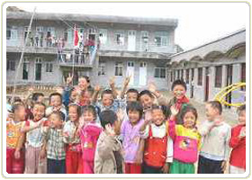 新しい校舎の完成に喜ぶ子どもたち。
