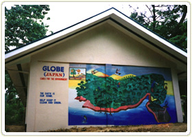 新しく完成した校舎の環境保護を表した壁画と言葉。